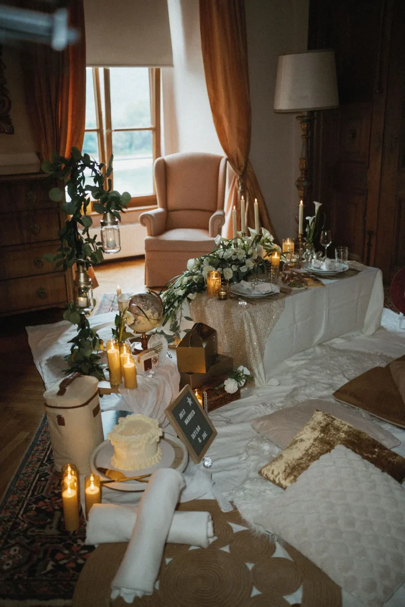 Romantisches Heiratsantrags-Setup mit „Will you marry me?“-Tafel, Kerzen und festlich gedeckter Tafel