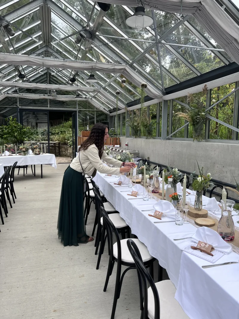 Hochzeitstafel im hellen Wintergarten mit weißen Blumen