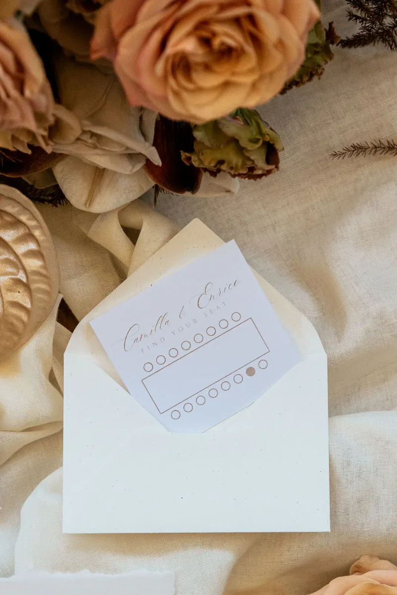 Hochzeitspapeterie mit Platzkarten in elegantem Flatlay