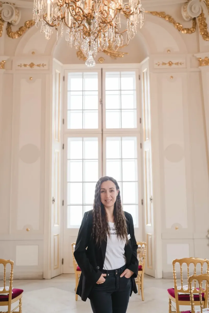 Planerin in prachtvollem Ballsaal mit Kronleuchter