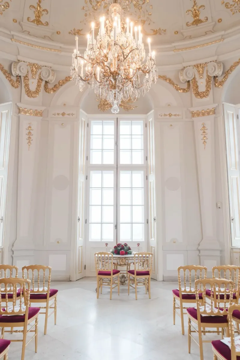 Leerer eleganter Ballsaal mit Kristallkronleuchter und Stühlen
