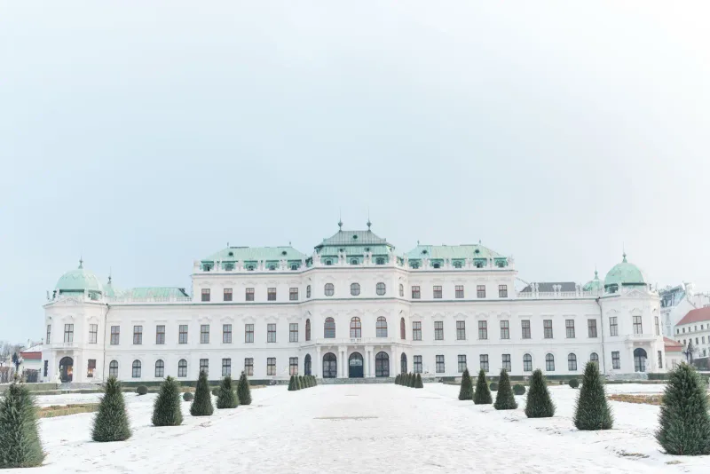 Schloss Belvedere im Winter mit schneebedecktem Garten