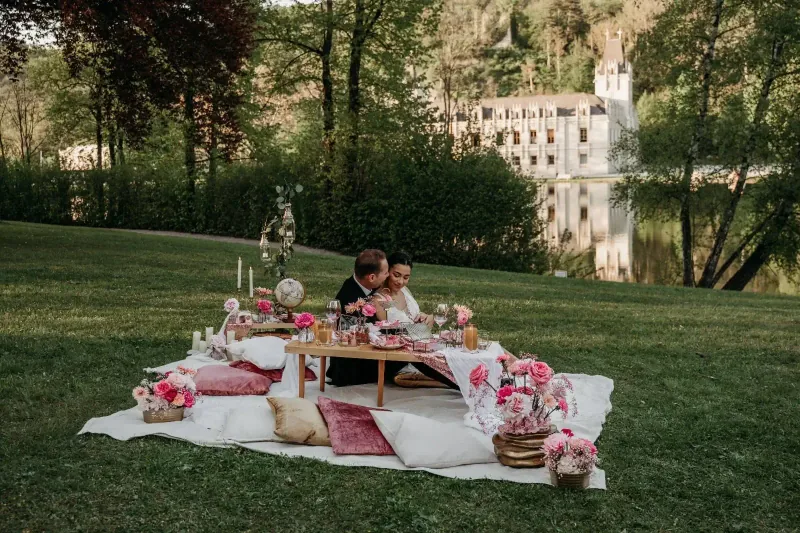 Luxury-Picknick mit feinem Gedeck und Blumendekor an einem Wiener Lieblingsplatz