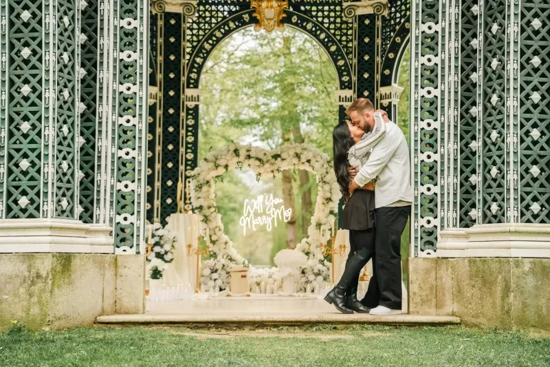 Festlich inszeniertes Picknick-Erlebnis von Vienna Picnics mit warmem Licht